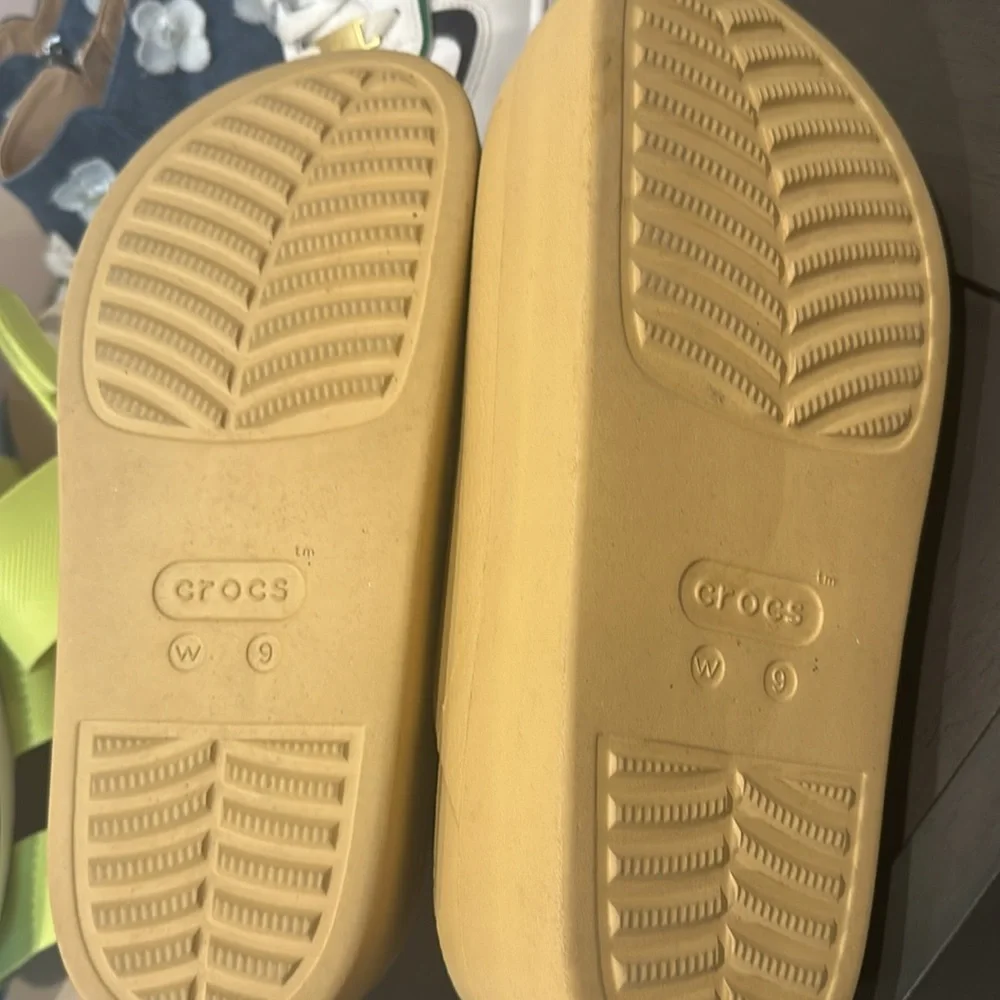 CROCS Dylan Platform Clog in Wheat color. Size 9 - Picture 9 of 11